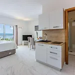 Romantisches Studio-apartment Mit Atemberaubenden Meerblick Apartman